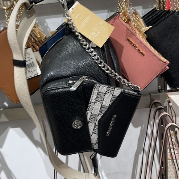 MICHAEL KORS
Maisie Large Pebbled Leather 2-in-1 Sling Pack
Black 
NWT - Picture 10 of 16